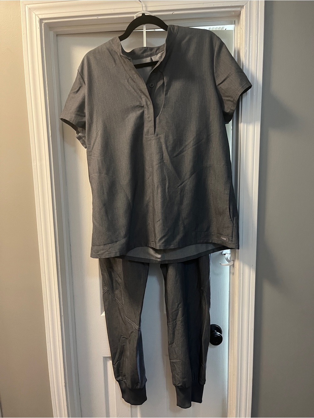 Figs Women’s Short Sleeve Scrub Top & Jogger Pants Set - Graphite